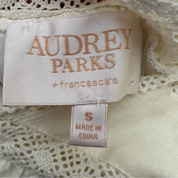 Audrey Parks + Francesca’s summer crochet backless dress. - Picture 4 of 6